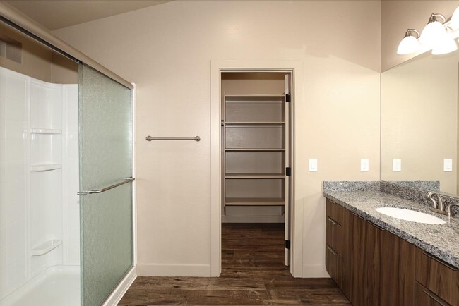 Master Bath - Walk in Closet - 3462 N Old County Rd