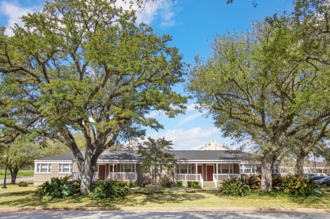 Building Photo - Oaks Intown