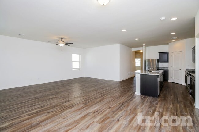 Building Photo - 4565 W Saddlebush Way