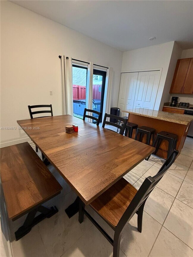 Foto del edificio - 13344 Tropical Ave