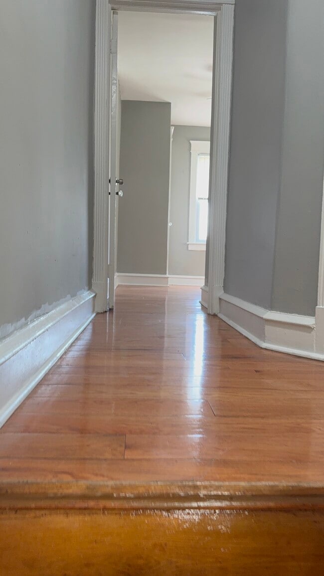 Building Photo - 587 Larchwood Ave