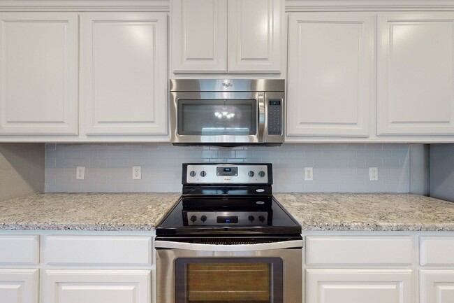 Building Photo - 3 Bedroom, 3 bath
