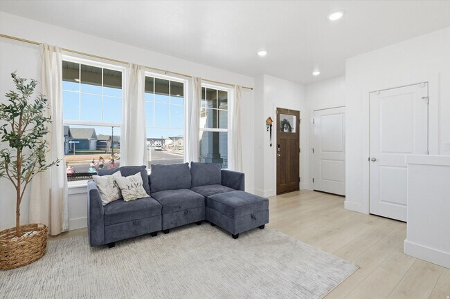 Building Photo - Like-New Rambler in The Village at Fox Meadows | Mountain Views, Pool Community & All Appliances ...