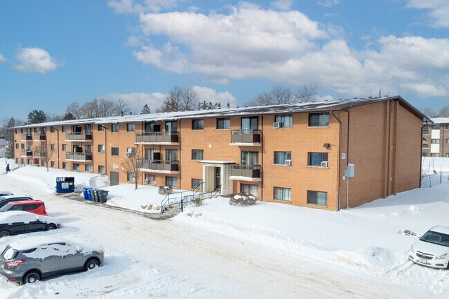 Photo du bâtiment - 139 Christopher Drive,205 & 215 Champlain Blvd