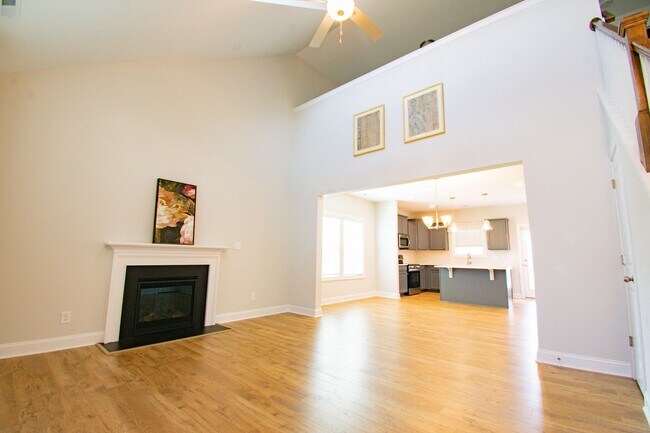 Building Photo - 4 Bedroom 2.5 Bathroom with a Loft!