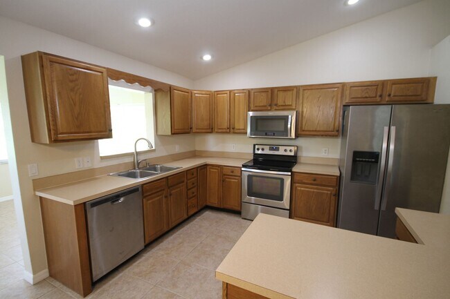 Building Photo - Lovely, Spacious 2 Bedroom, 2 Bathroom Hom...