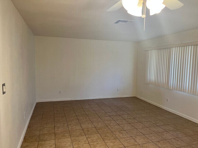 Building Photo - 3BD/2BA Duplex - Hemet