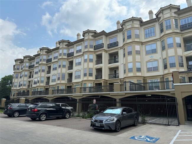 Building Photo - 7575 Kirby Dr
