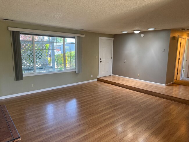 Building Photo - 2-bedroom/1 bathroom duplex with garage and shed!