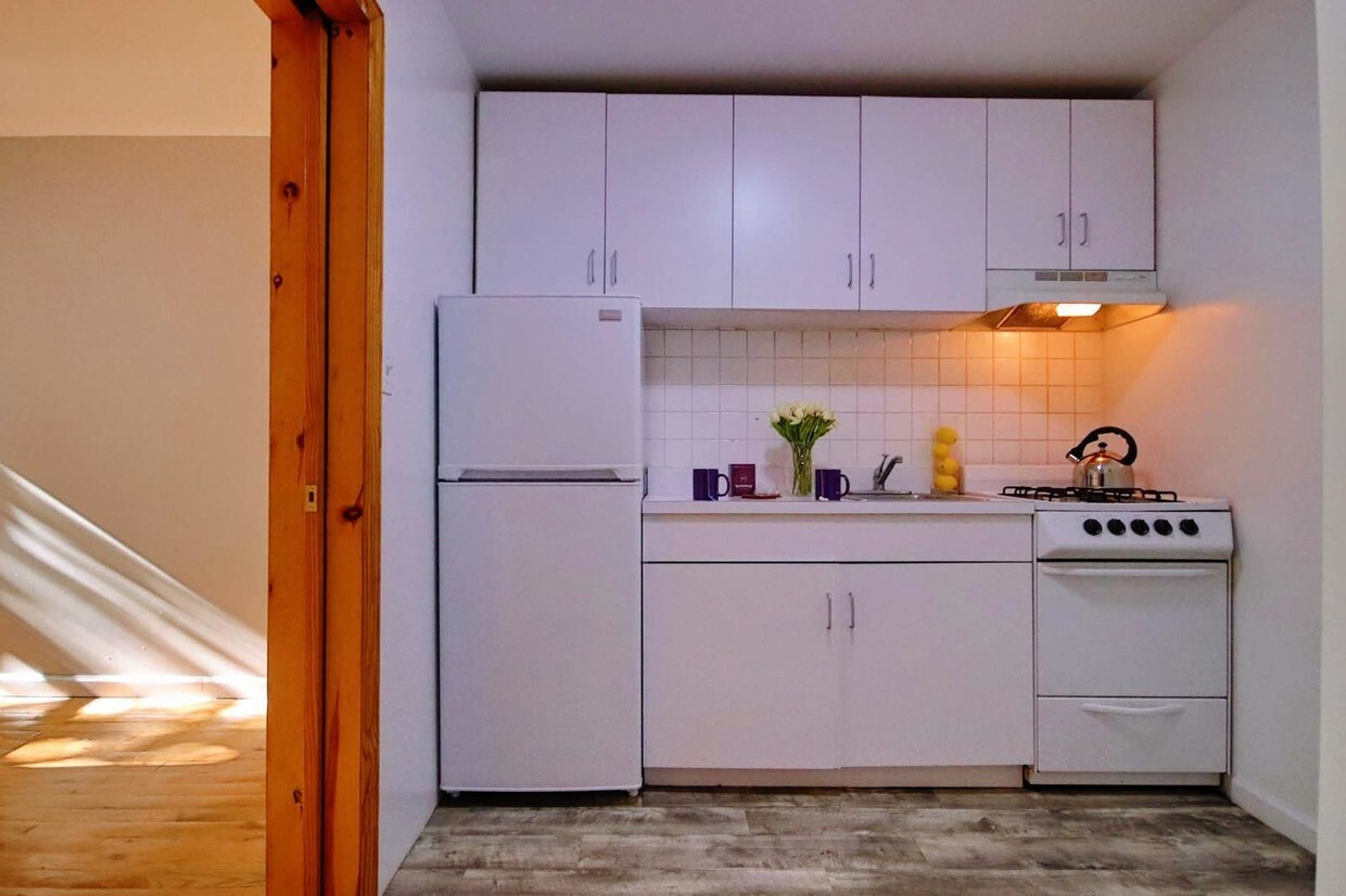 Foto principal - 122 E 7th St