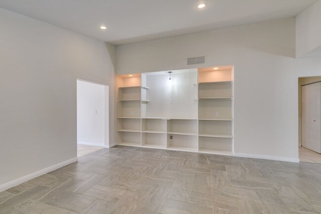 Building Photo - Charming 3 Bedroom, 2 Bath Home with Cozy ...