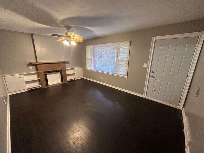 Building Photo - $1095 - 4 bed 1.5 bath single family home ...