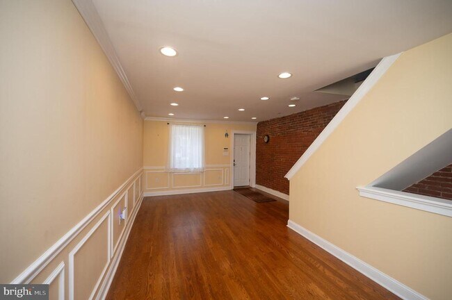 Building Photo - 703 Annin St