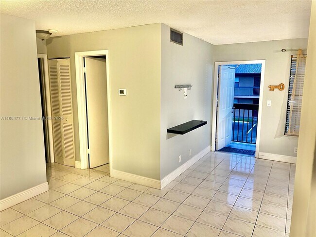 Foto del edificio - 10002 Winding Lake Rd