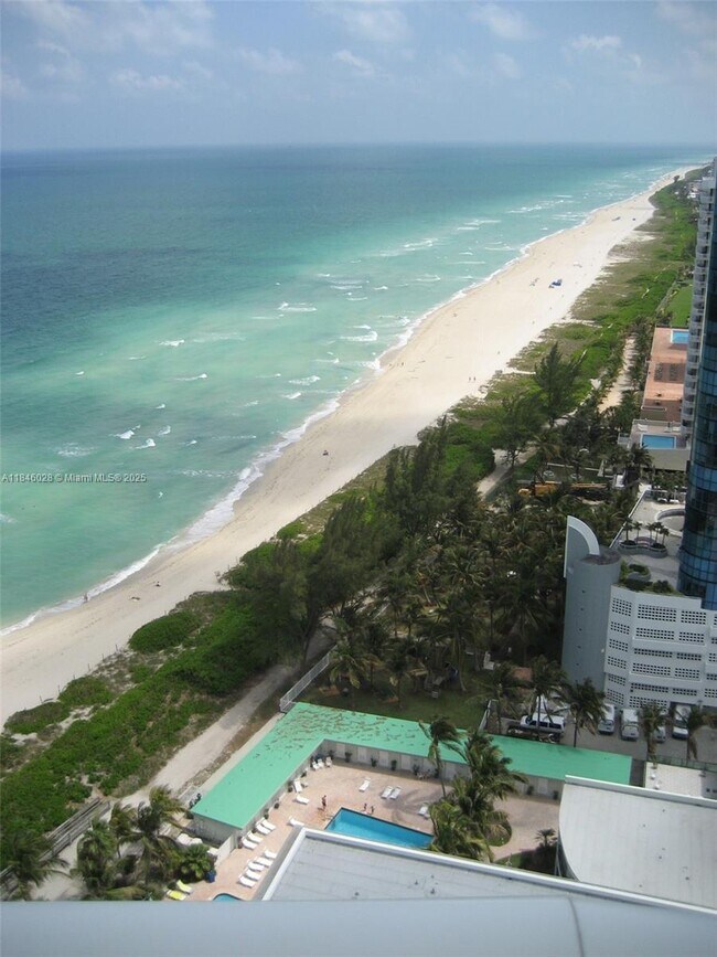 Foto del edificio - 6365 Collins Ave
