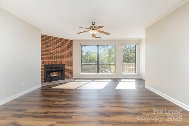 Foto del edificio - 1608 Sharon Rd W