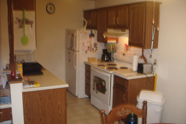 Kitchen - Royal Oaks Apartments