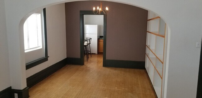 Building Photo - 2 bed, 1 bath apartment