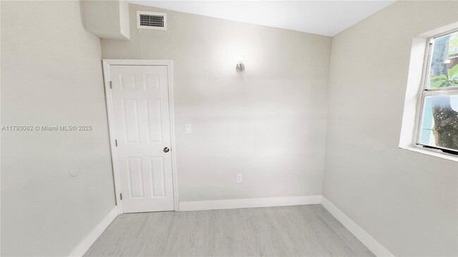 Foto del edificio - 1557 NW 66th St
