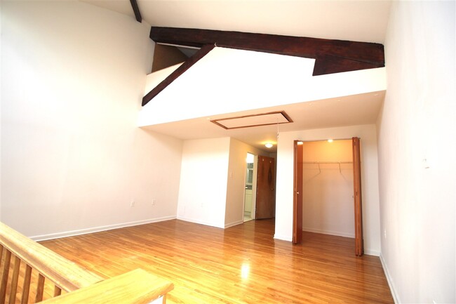 Building Photo - 450 7th St