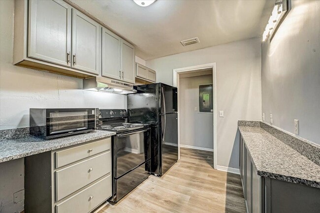 Building Photo - 1585 W 31st St
