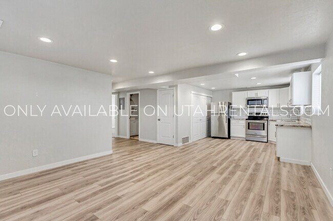 Building Photo - 3306 N Fairfield Rd