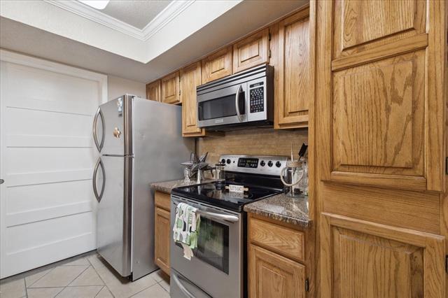 Building Photo - 2300 Bamboo Dr