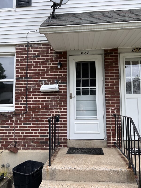 Primary Photo - 877 Fahs St