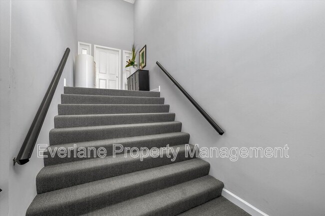 Building Photo - 65 E Cedar St