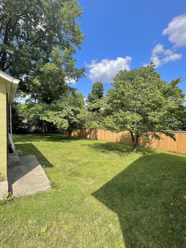 Foto del edificio - 323 E Lowry Ln