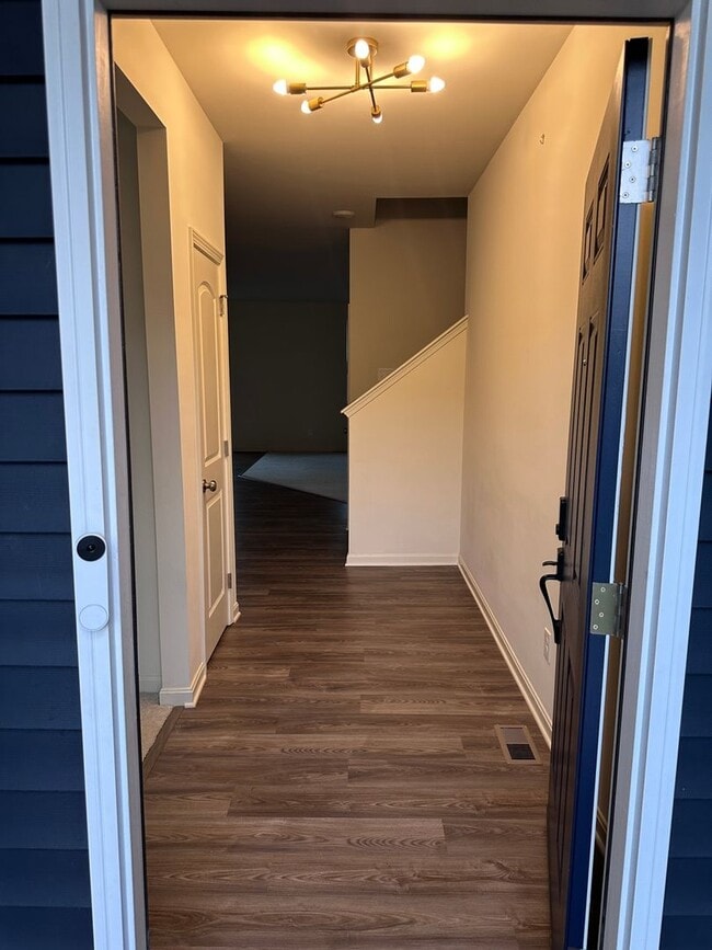 Building Photo - Spacious 5BR House in Louisville