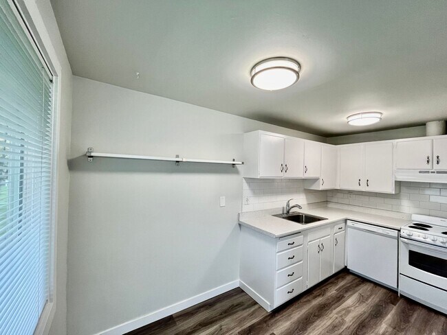 Building Photo - 515 16th Ave W, Kirkland WA 98033 - Tom/Be...