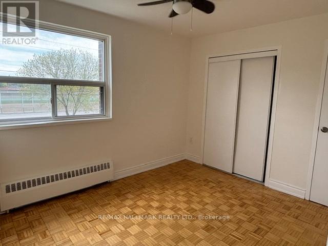 Photo du bâtiment - 515 N Service Rd