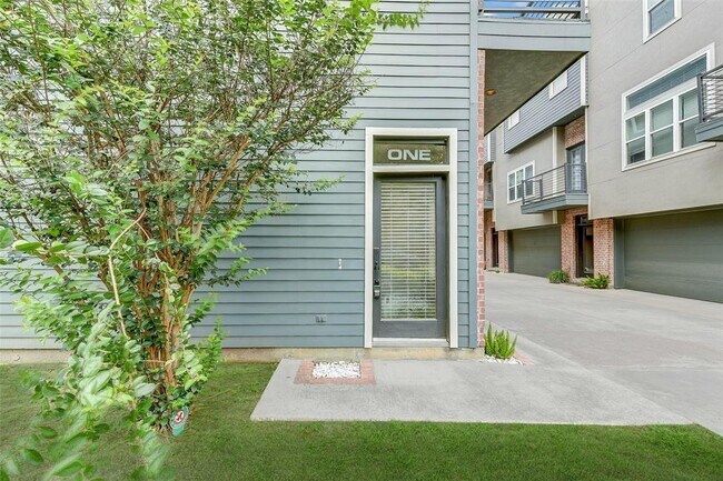Building Photo - 637 Rutland St
