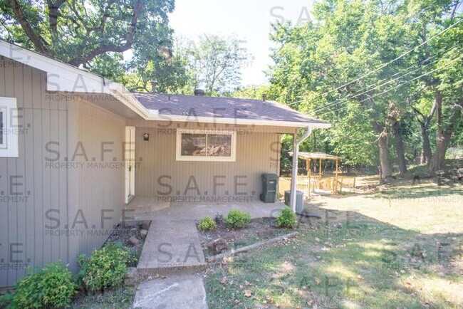 Building Photo - 405 S Mashburn Ave