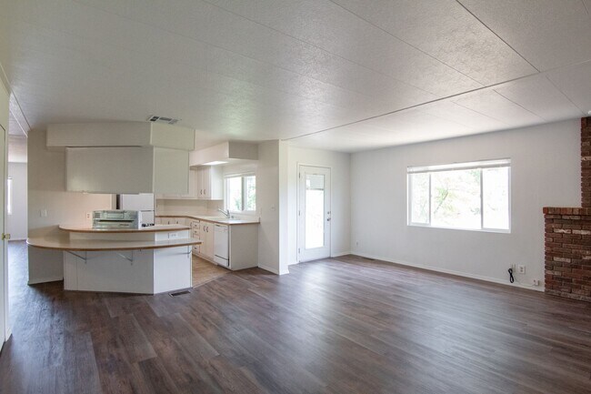 Foto del edificio - $500 MOVE IN SPECIAL Manufactured Home for Rent in Redding CA | 1 Acre, Large Deck, Pet Friendly