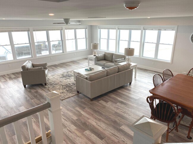 Foto del edificio - 1019 Fairfield Beach Rd