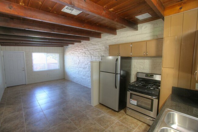 Foto del edificio - 1222 N Roberts Way