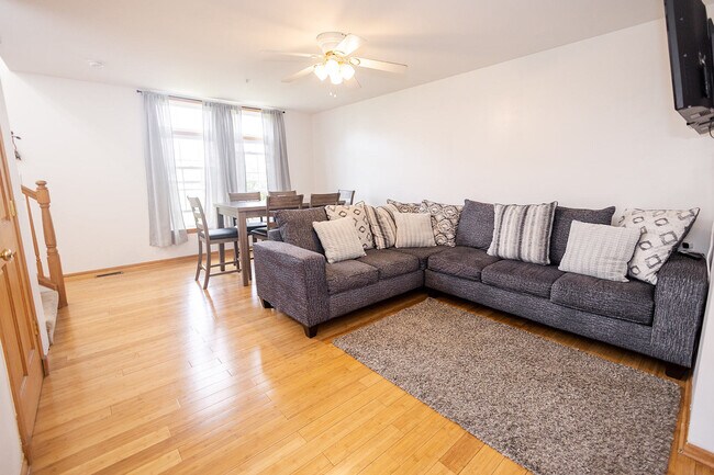 Foto del edificio - 447 N Charles St