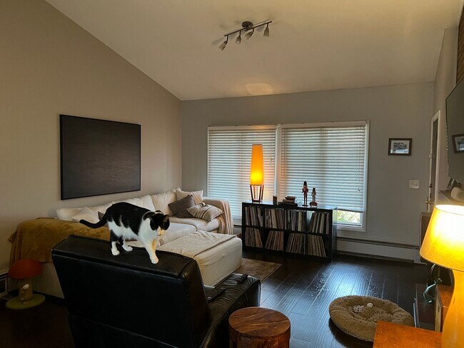 Building Photo - Updated & Spacious 2-BDR 1-BTH Duplex in G...