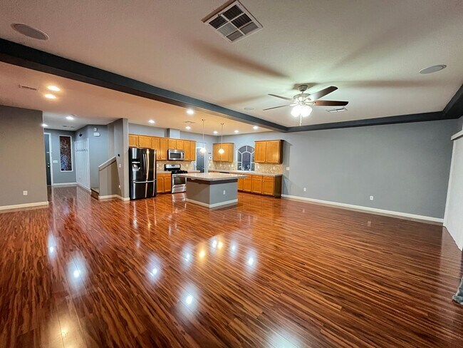 Building Photo - Desirable 4 Bedroom 2.5. Bathroom home in ...