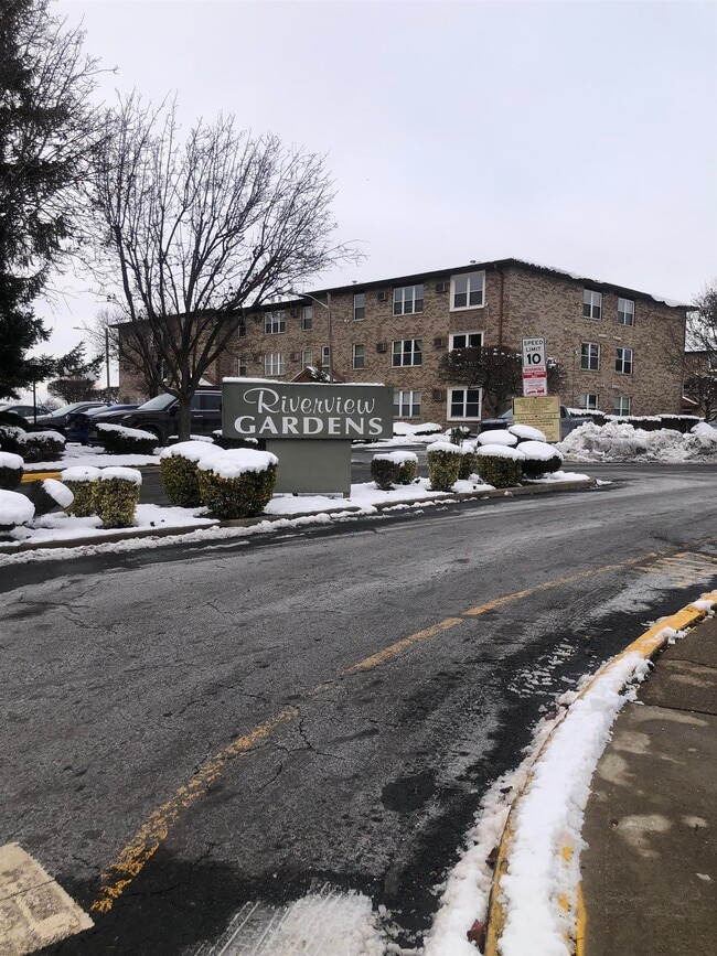 Building Photo - 43 Riverview Ct