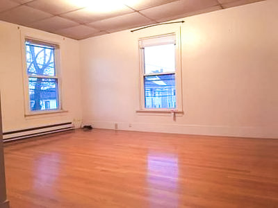 Living room unfurnished (before painted gray) - 40 Middle St