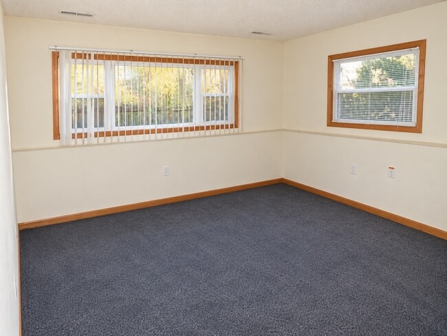 Building Photo - 2422 Elliot Ave