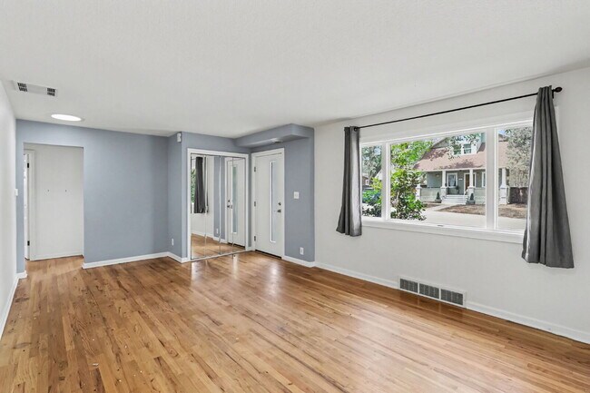 Foto del edificio - "Charming 3-Bed Home in Longmont – Spacious 1400 Sq Ft Living!"