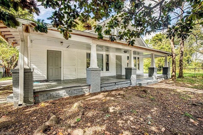 Building Photo - 4 Bedrooms on 4th St!