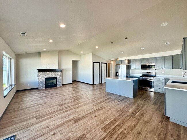 Building Photo - Modern 4 bedroom 2 bathroom home for rent ...