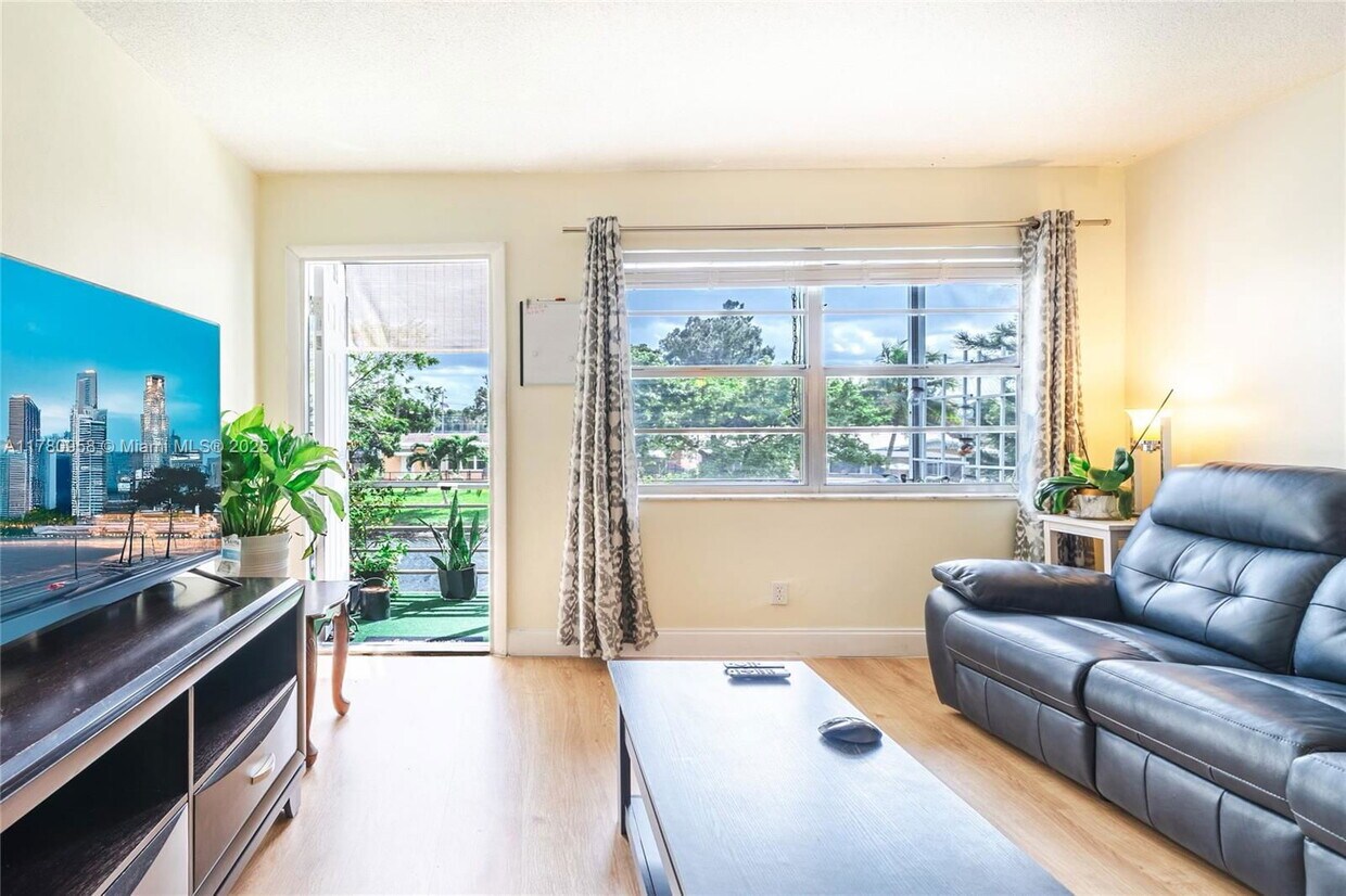 Foto principal - 4310 NW 12th Ct