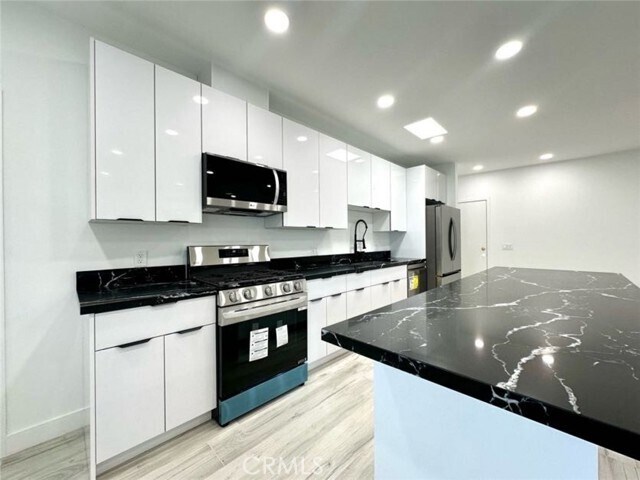 Foto principal - 6255 Woodman Ave