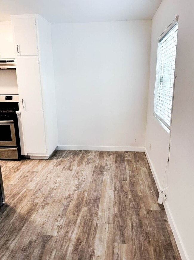 Building Photo - Venice - Close to the Waves - 1st Floor Larger 1-Bedroom W/ Parking Available